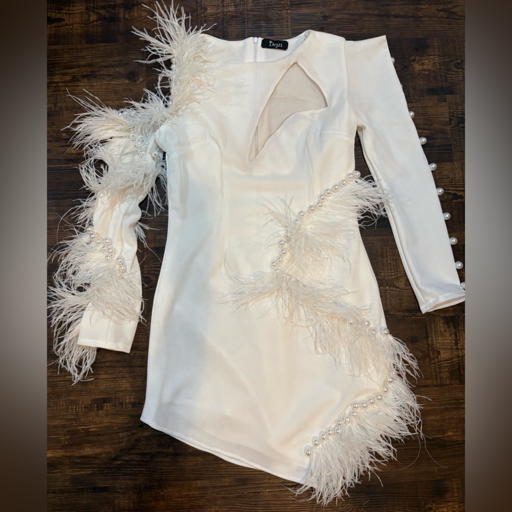 Dejzi White Feathered Long Sleeve Dress - Picture 2 of 9